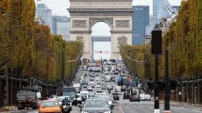 Des automobilistes sur l'avenue des Champs-Elysées, le 30 octobre 2020 à Paris