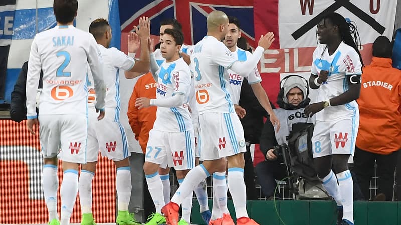 Les Marseillais félicitent Bafé Gomis après l'ouverture du score contre Guingamp (1-0, 26e).