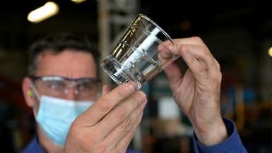 Un ouvrier contrôle la fabrication d'un verre Duralex à La Chapelle-Saint-Mesmin, le 1er juillet 2021