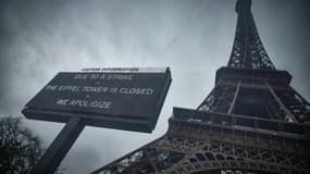 Un panneau annonçant une grève à la Tour Eiffel, le 19 février 2024