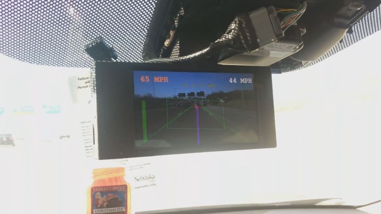 Un écran remplace le rétroviseur intérieur. Il permet d'observer en temps réel la "vision" du véhicule sur la route. Un écran remplace le rétroviseur intérieur. Il permet d'observer en temps réel la "vision" du véhicule sur la route.