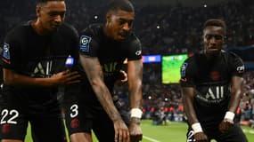 Le milieu de terrain sénégalais du Paris Saint-Germain Idrissa Gueye (d) célèbre son but contre Montpellier, avec les défenseurs Presnel Kimpembe (c) et Abou Diallo, lors de leur match de Ligue 1, le 25 septembre 2021 au Parc des Princes