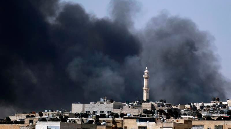 Fumée noire au-dessus du quartier de Salaheddine, considéré comme une porte d'entrée dans Alep pour l'armée syrienne. Les forces de Bachar al-Assad tentent d'enfoncer cette ligne de front rebelle. /Photo prise le 4 août 2012/REUTERS/Goran Tomasevic