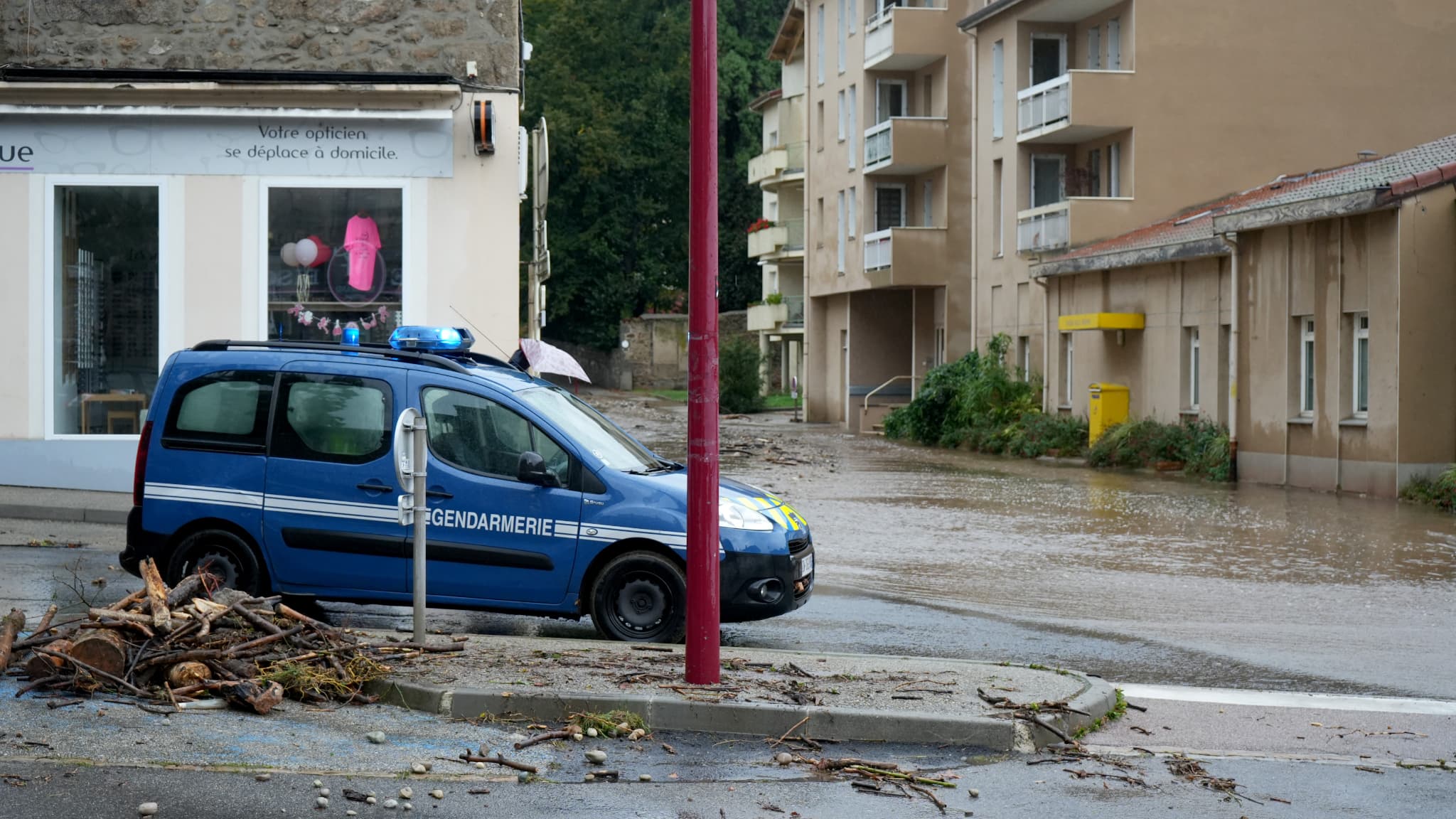 Un véhicule de gendarmerie devant une rue inondée du village de Bourg-Argental, le 17 octobre 2024. Un véhicule de gendarmerie devant une rue inondée du village de Bourg-Argental, le 17 octobre 2024.