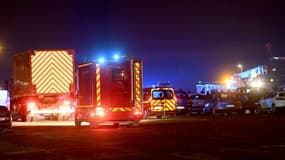 Des camions de pompiers sur le port de Calais le 24 novembre 2021 après le naufrage dans la Manche d'une embarcation transportant des migrants