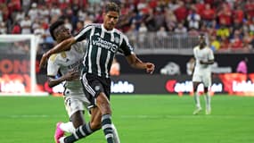 Raphaël Varane avec Manchester United contre le Real Madrid en amical, le 27 juillet 2023.