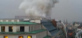 Le toit du Ritz ravagé par un incendie - Témoins BFMTV