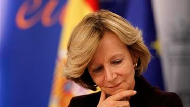 La ministre espagnole de l'Economie, Elena Salgado, en conférence de presse à Madrid, sur les perspectives de croissance de l'économie ibérique. L'agence Fitch Ratings a abaissé vendredi la note souveraine de l'Espagne à AA+, contre AAA auparavant, en exp