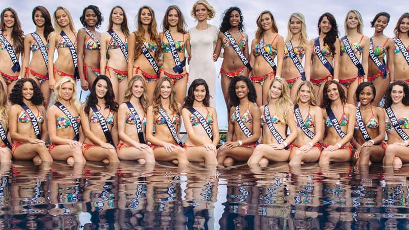 Sylvie Tellier entourée des 30 candidates au titre de Miss France 2017