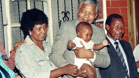 Nelson Mandela avec Winnie et l'un de ses petits-enfants, le 21 février 1990 à Soweto.
