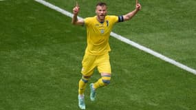 Le capitaine ukrainien Andriy Yarmolenko célèbre son but contre la Macédoine du Nord à l'Euro le 17 juin 2021 à Bucarest