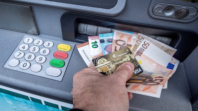 Le voleur faisait croire à ses victimes que le distributeur leur avait distribué trop d'argent.