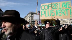 Des centaines de personnes se sont rassemblés samedi devant l'Hôtel de ville de Paris pour demander une "justice climatique" en parallèle de la COP 26.