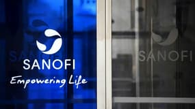 Le logo de Sanofi au siège du groupe pharmaceutique en mars 2020 à Paris