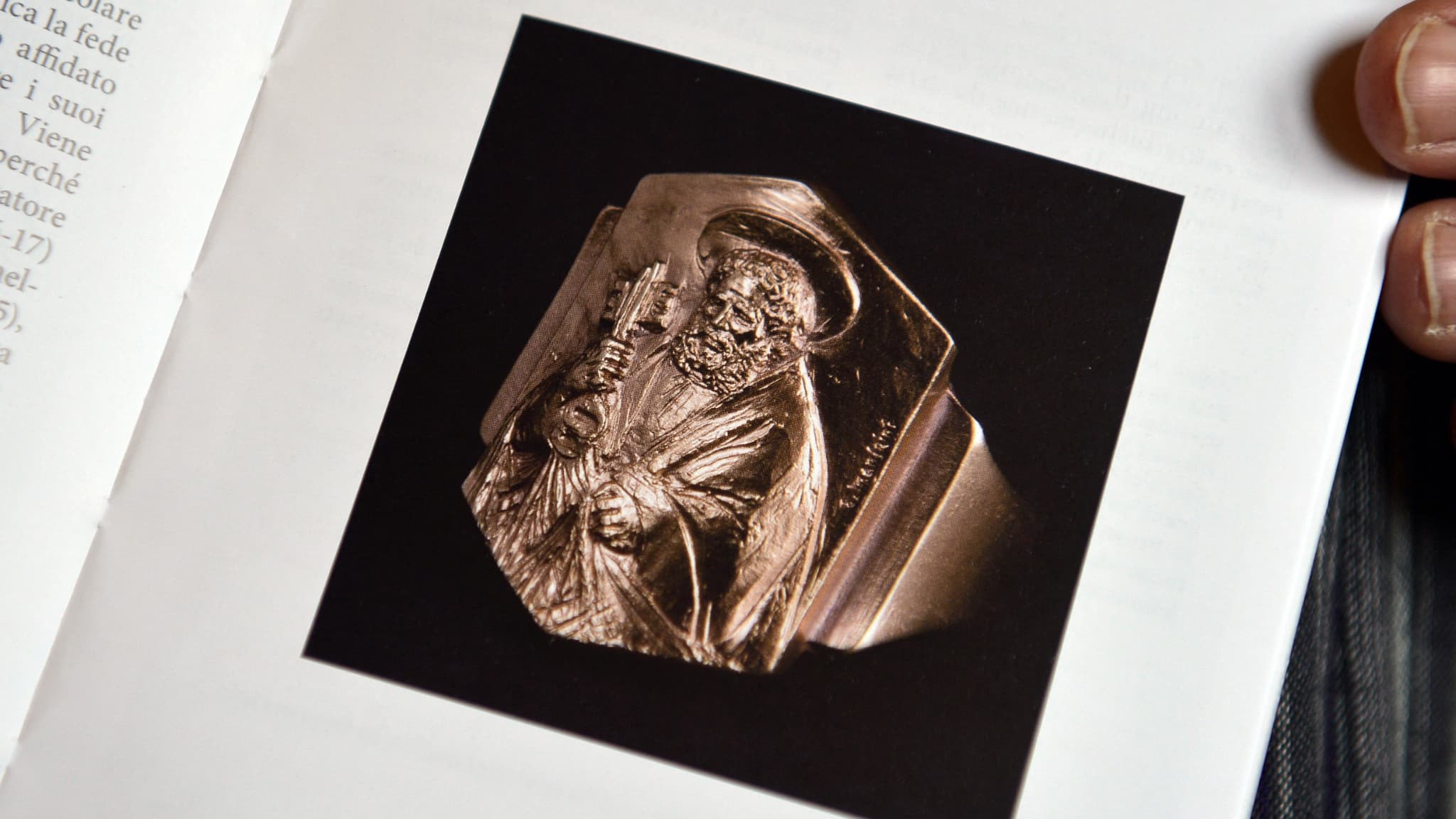 L'anneau de pêcheur du pape François figure sur le guide du Vatican pour la messe d'investiture du 18 mars 2013 au Vatican.