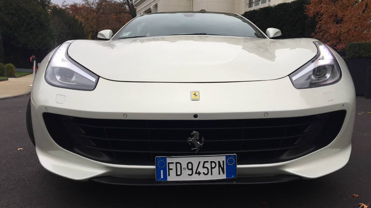 La GTC4 Lusso reprend les codes stylistiques de Ferrari, avec la large grille de calandre, les feux effilés, ou encore le cheval cabré sur la calandre. La GTC4 Lusso reprend les codes stylistiques de Ferrari, avec la large grille de calandre, les feux effilés, ou encore le cheval cabré sur la calandre.