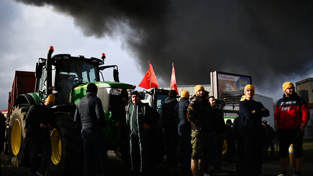 Des agriculteurs tiennent un blocage routier à Agen, le 23 janvier 2024