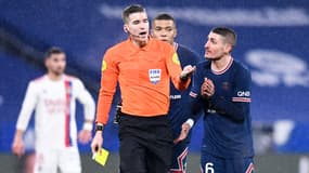 Marco Verratti discute avec l'arbitre, M.Letexier