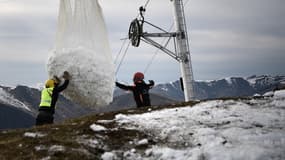 Dans les Pyrénées, la station de ski de Luchon-Superbagnères a dû faire livrer de la neige en altitude par hélicoptère à la mi-février 2020.