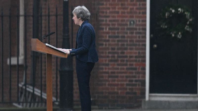 Theresa May devant sa résidence. 