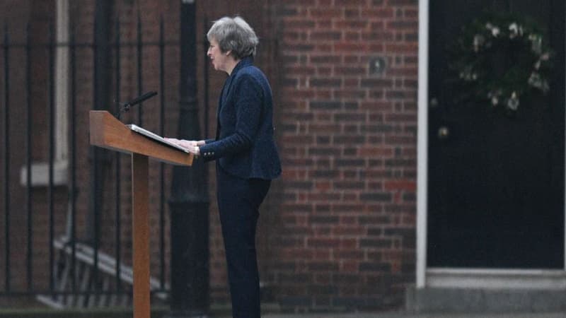 Theresa May devant sa résidence.