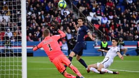 Edinson Cavani face à Runar Alex Runarsson lors du match PSG-Dijon, le 29 février 2020