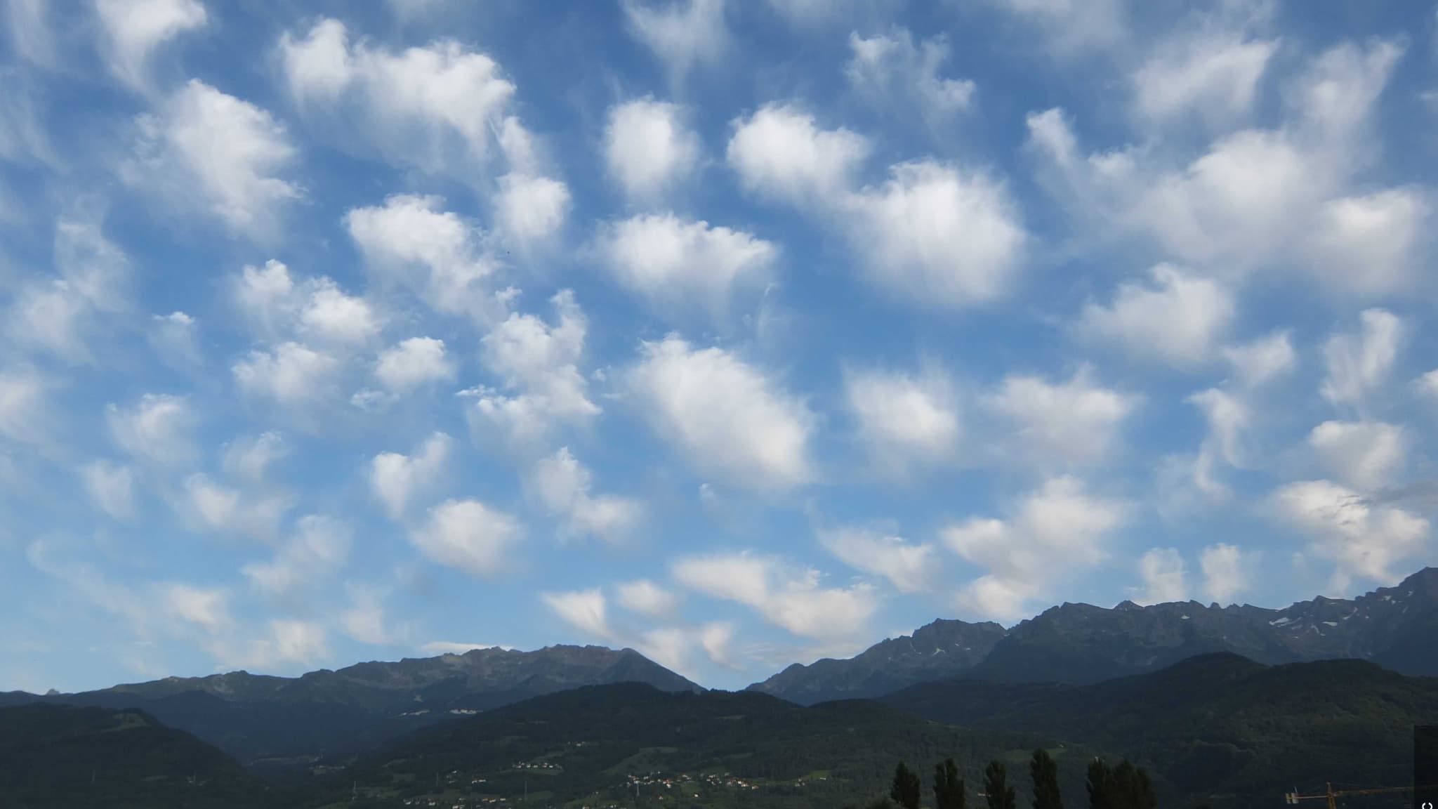 Des cirrus floccus. Des cirrus floccus.