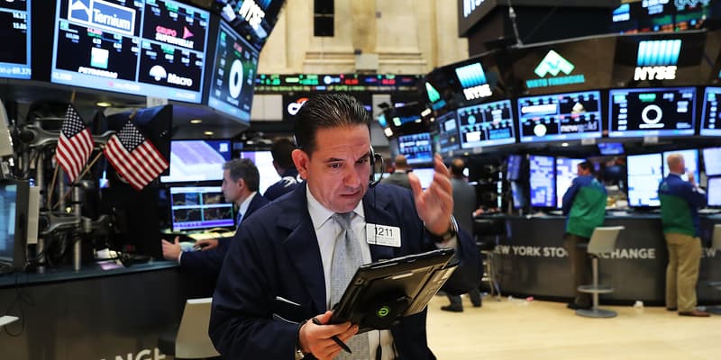 Un trader de la New York Stock Exchange (NYSE) de Wall Street en plein travail