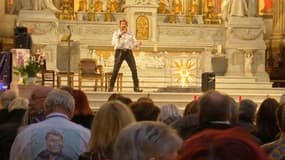 Un imitateur de Johnny Hallyday lors d'un hommage à la Madeleine ce vendredi 9 décembre 2022