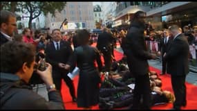 Des militants féministes se sont rués sur la tapis rouge de la première du film à Londres.