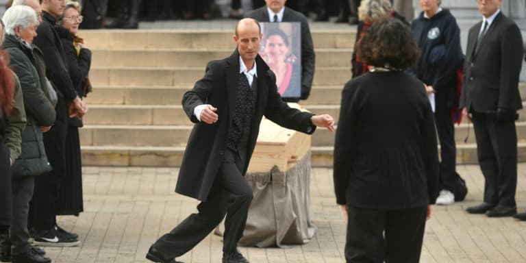 Le compagnon d'Agnès Lassalle fait quelques pas de danse devant son cercueil, lors de ses obsèques, le 3 mars 2023 à Biarritz, en Pyrénées-Atlantiques