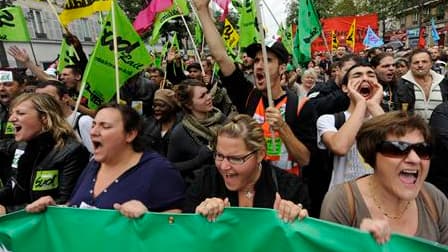 Défilé contre la réforme des retraites samedi à Paris. Les syndicats français disent avoir réussi leur pari d'élargir la contestation contre le projet gouvernemental en mobilisant environ trois millions de manifestants en France pour la troisième fois en