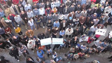 Manifestation à Homs, en Syrie. Les négociations ont repris entre les autorités syriennes et les opposants pour parvenir à l'évacuation des blessés se trouvant dans le quartier de Bab Amro à Homs, a indiqué samedi le Comité international de la Croix-Rouge