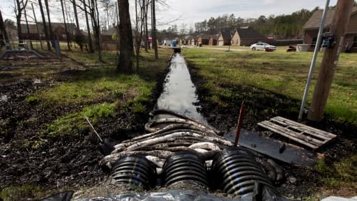 A Mayflower, dans l'Etat de l'Arkansas, la rupture d'un oléoduc d'Exxon Mobil a provoqué l'écoulement de pétrole brut dans la ville.