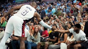 LeBron James salue son fils Bronny lors de la victoire des Etats-Unis face à la Serbie (95-91, JO 2024), le 8 août 2024