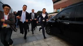 Emmanuel Macron court vers un bain de foule dans l'université du Sichuan, en Chine, ce vendredi 5 décembre 2025.