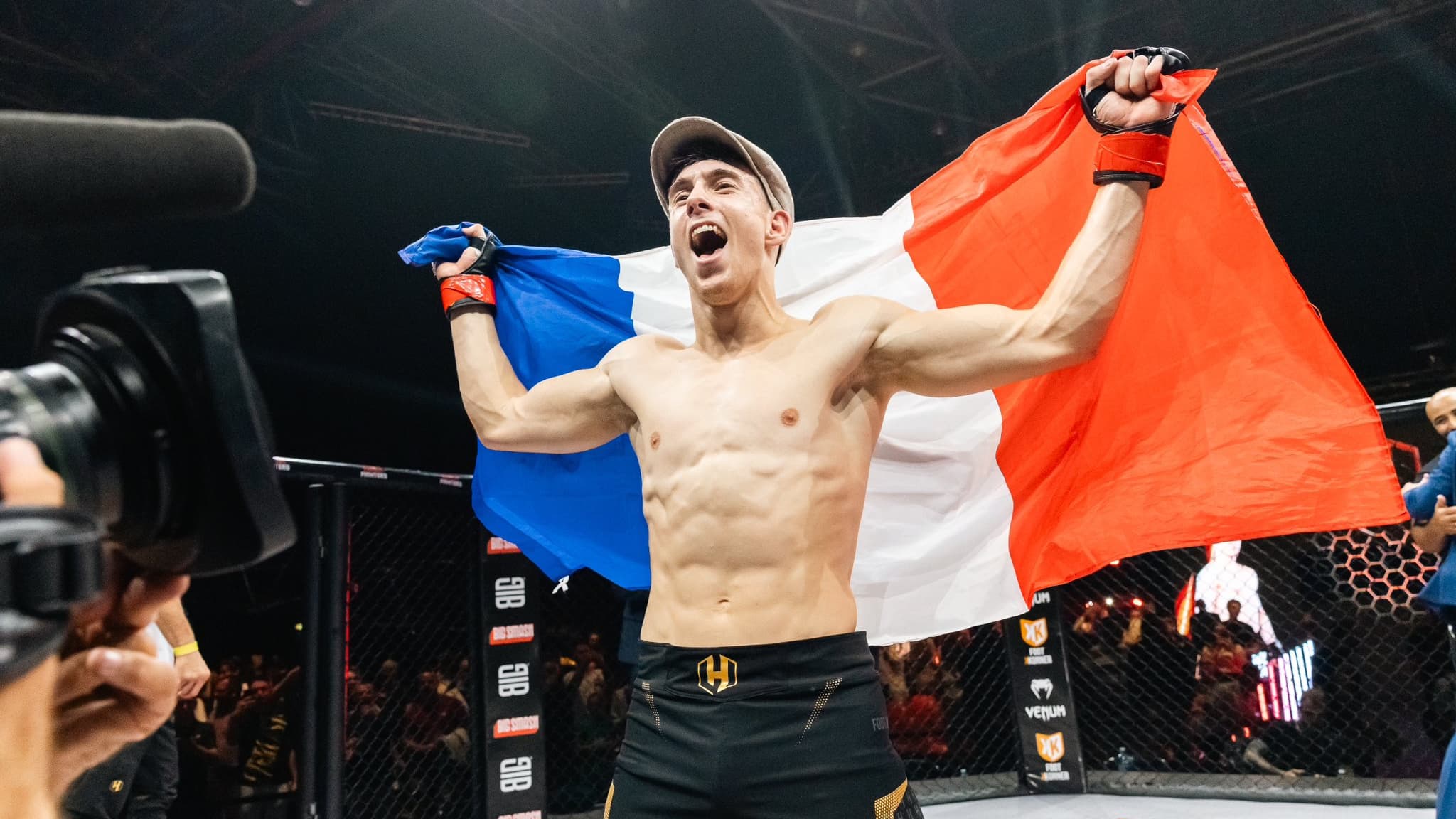 HEXAGONE MMA: LA STAR DES RÉSEAUX SOCIAUX PAUL DENA ENFLAMME LE ZÉNITH AVEC NOUVEAU KO