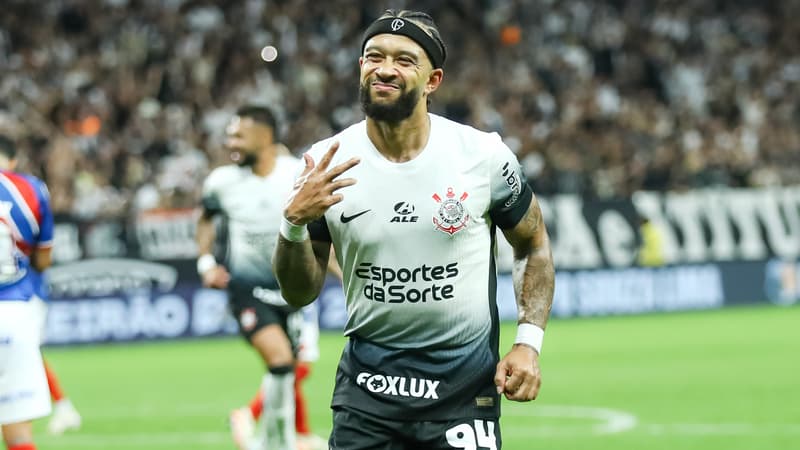 Brésil: le bombazo de Depay, (encore) auteur d'un coup franc magnifique avec Corinthians