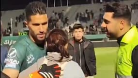 Iran: le gardien international Hossein Hosseini suspendu après avoir enlacé une supportrice
