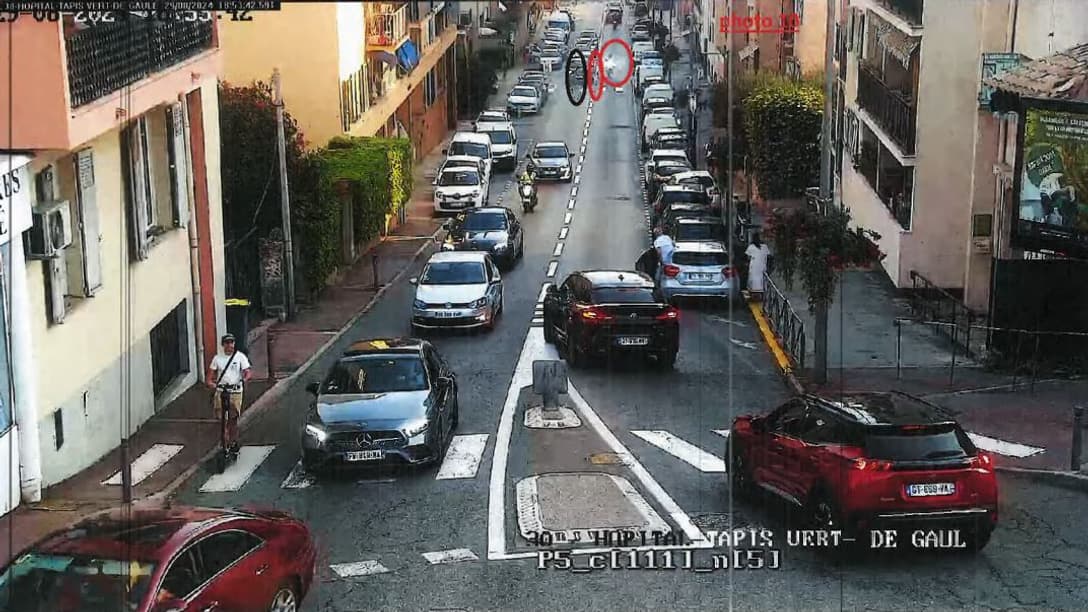 Les images de vidéosurveillance lors de l'accident qui a coûté la vie à la jeune Kamilya à Vallauris (Alpes-Maritimes), le 29 août 2024. Photo 10 Les images de vidéosurveillance lors de l'accident qui a coûté la vie à la jeune Kamilya à Vallauris (Alpes-Maritimes), le 29 août 2024. Photo 10