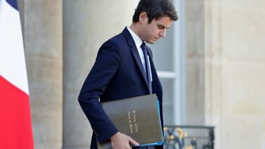 Le ministre français des Comptes publics Gabriel Attal quitte le palais présidentiel de l'Elysée le 26 octobre 2022