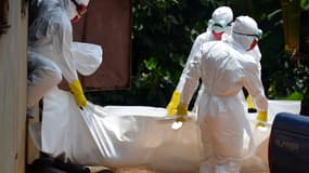 Des médecins de la Croix Rouge transportent le corps d'un bébé mort d'Ebola à Monrovia, au Libéria, le 12 septembre 2014.