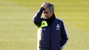 José Mourinho pensif en regardant Raphaël Varane pendant un entraînement du Real Madrid, décembre 2012