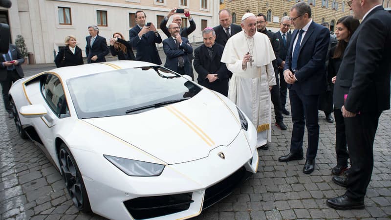 Le pape François le jour de la remise de sa Lamborghini Huracán.