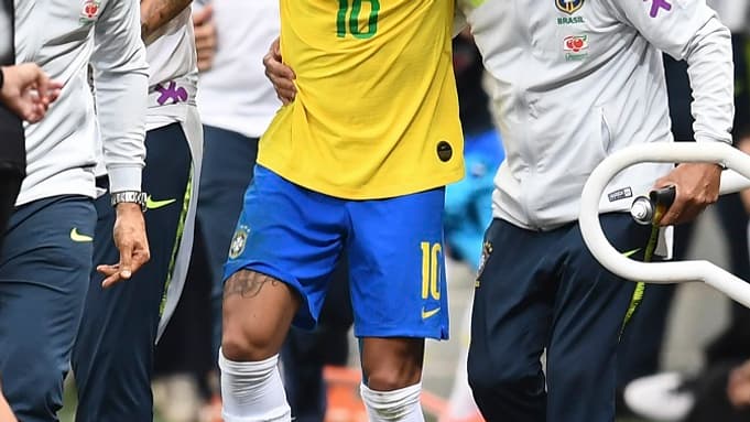 Neymar sort sur blessure, la cheville dans la glace Neymar sort sur blessure, la cheville dans la glace