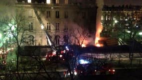 L'incendie s'est déclaré vers 6h15 au rez-de-chaussée de l'immeuble.