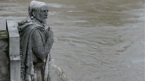 Le Zouave du pont de l'Alma a de l'eau jusqu'au-dessus des genoux.