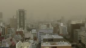 Une grosse tempête de poussière s'est abattue par surprise dimanche 10 mars sur Tokyo.