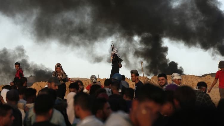 Des Palestiniens ont brûlé des pneus lors des protestations à Beit Lahia.
