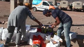 Abdessamad et Raja ont fait la route depuis Marrakech pour apporter des colis alimentaires aux villages sinistrés par le séisme au Maroc, le 11 septembre 2023.